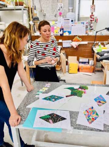 Quartier Rouge - Au bord du rêve - Rencontre entre Anne Brégeaut, les commanditaires et les médiateur·ice·s autour du travail préparatoire de l’artiste.
