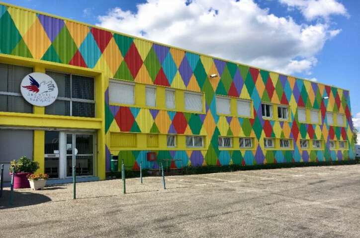 Quartier Rouge - Au bord du rêve - Peinture de l’artiste installée dans le quartier Val de l’Aurence de Limoges.